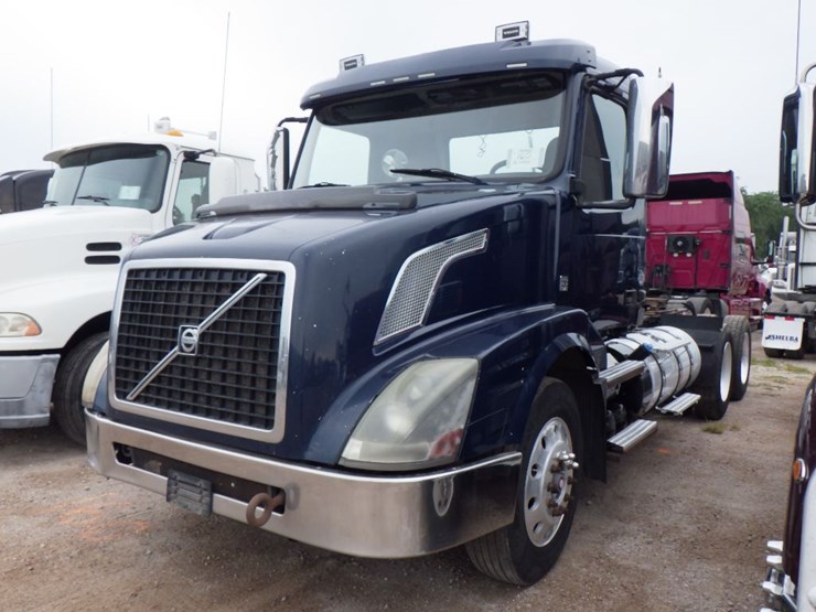 2016-volvo-vnl64t300-image-1