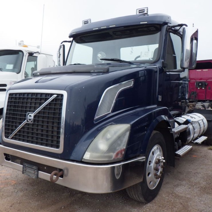 2016 VOLVO VNL64T300