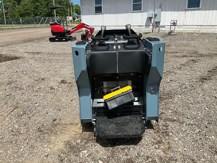 #1018-•-unused-sdlanch-ssl1200-mini-track-skid-steer-loader-image-4