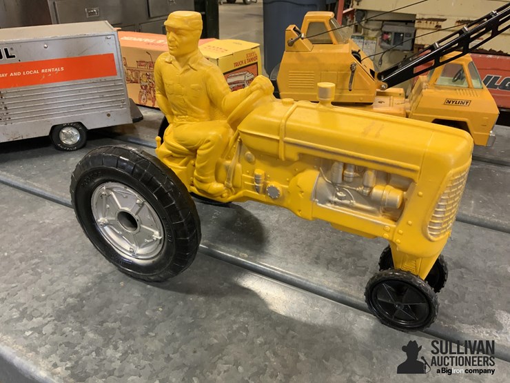 empire-toy-tractor-image-1