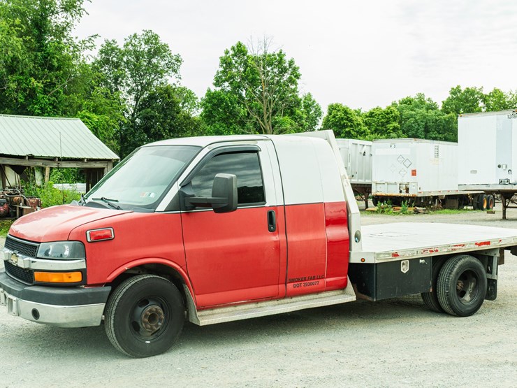 #155-•-2012-chevrolet-4500-flat-bed-truck-image-2