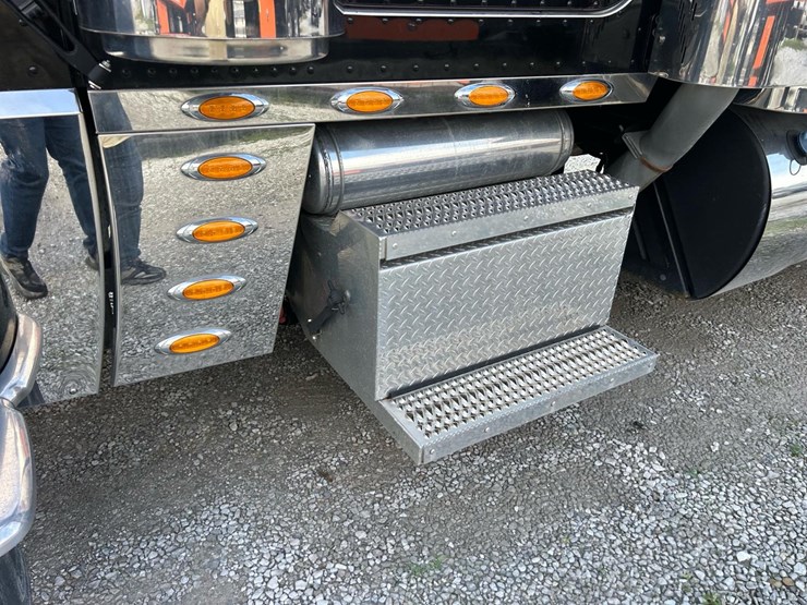 2024-peterbilt-389-image-11