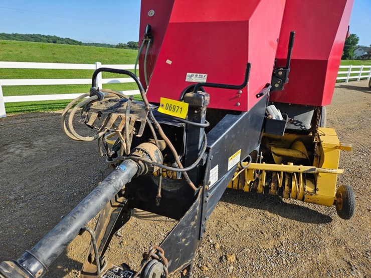 new-holland-590-image-10