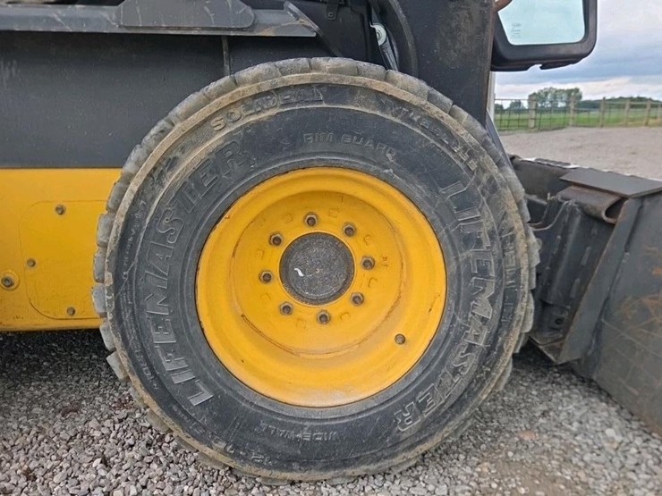 2012-new-holland-l220-image-22