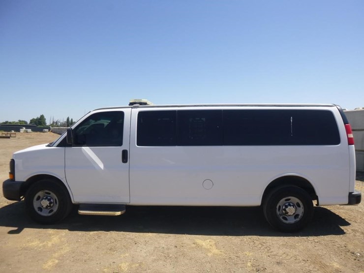2013-chevrolet-3500-image-6