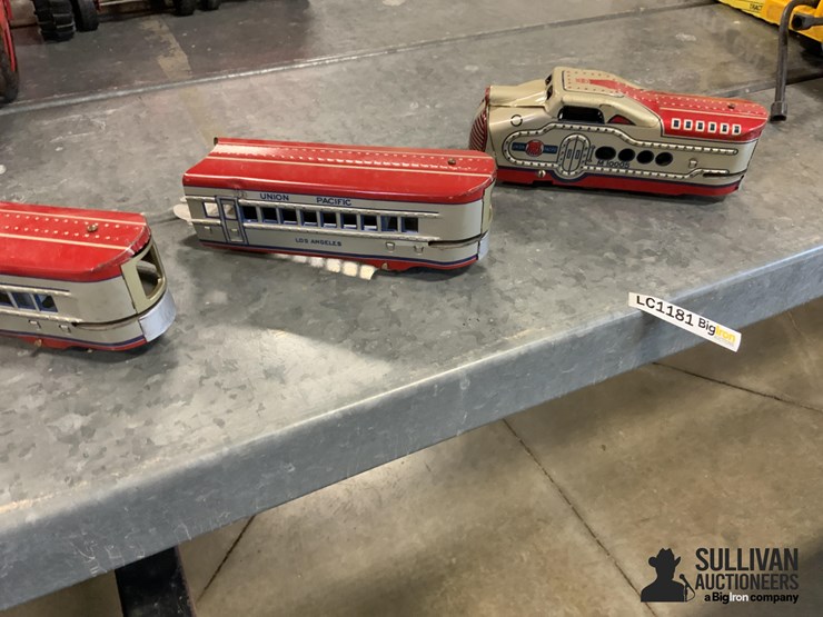 union-pacific-train-engine-&-cars-image-9