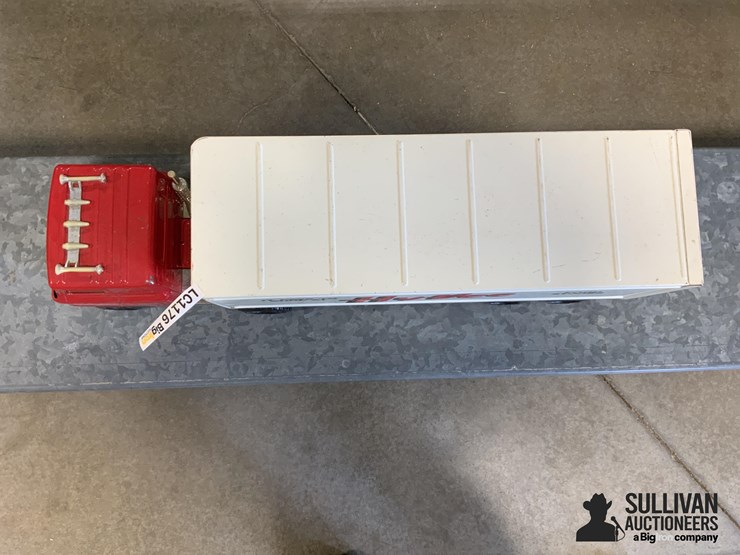 ertl-hyvee-toy-truck-and-trailer-image-9