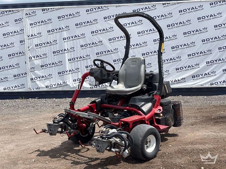 2015-toro-greensmaster-3300-triflex-commercial-greens-mower-image-1