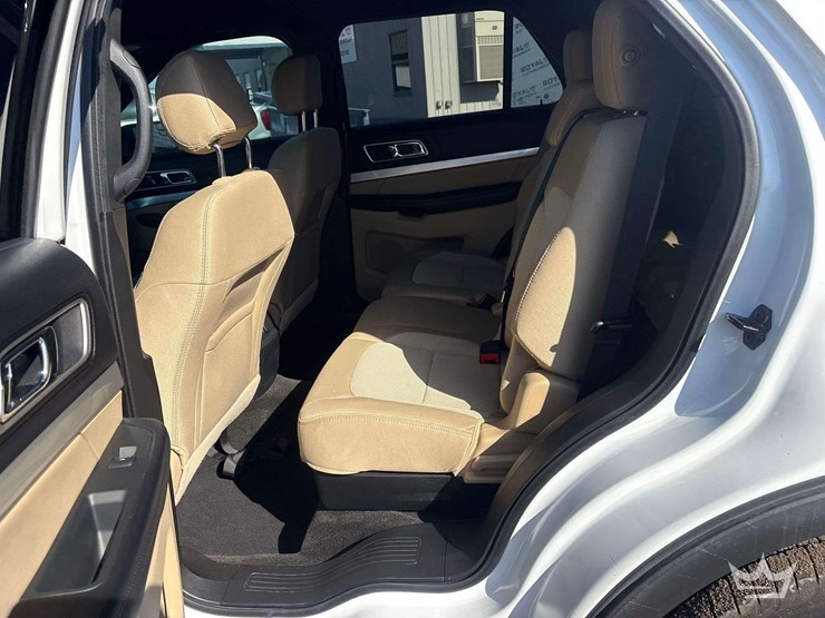 2016-ford-explorer-image-22