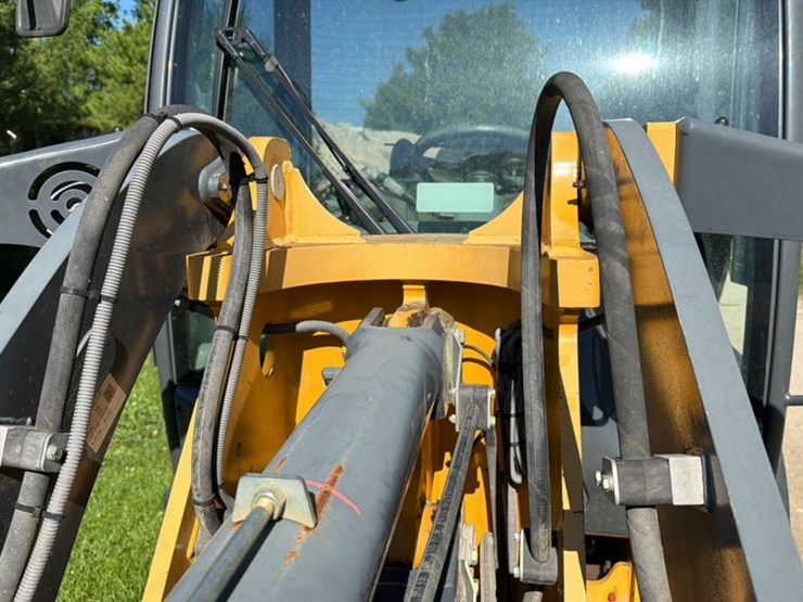 2016-john-deere-64-image-17