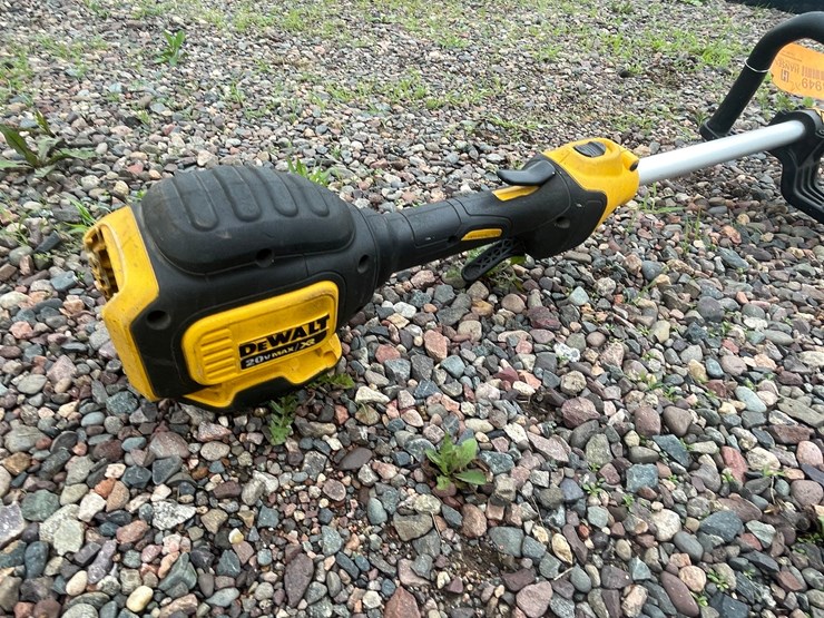 #4949-•-dewalt-20-volt-cordless-weed-whip-and-edger-image-7