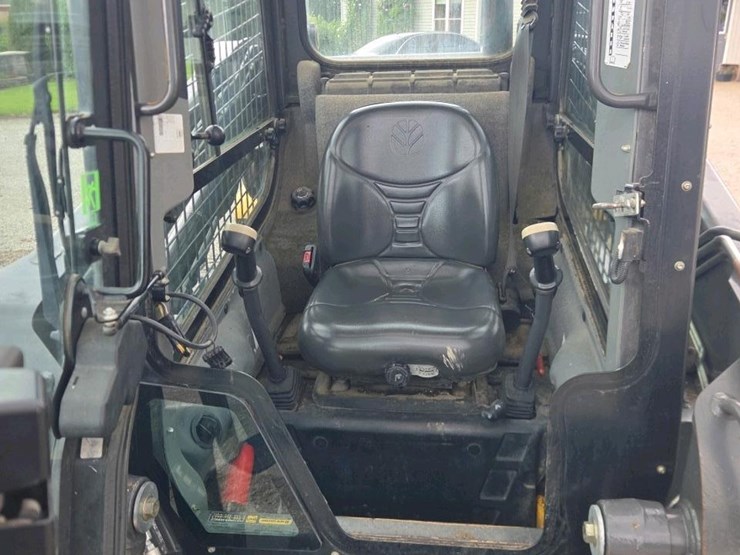 2012-new-holland-l220-image-10