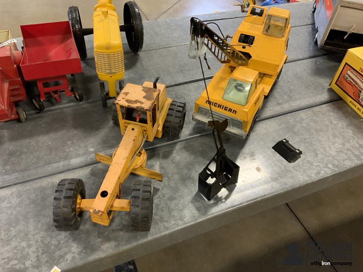 nylint-crane-&-road-grader-image-2