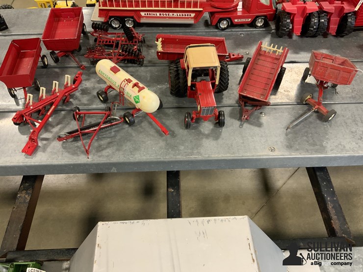 international-1586-toy-tractor-w/implements-image-2