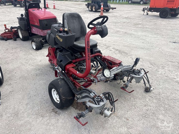 2015-toro-greensmaster-3300-triflex-commercial-greens-mower-image-1