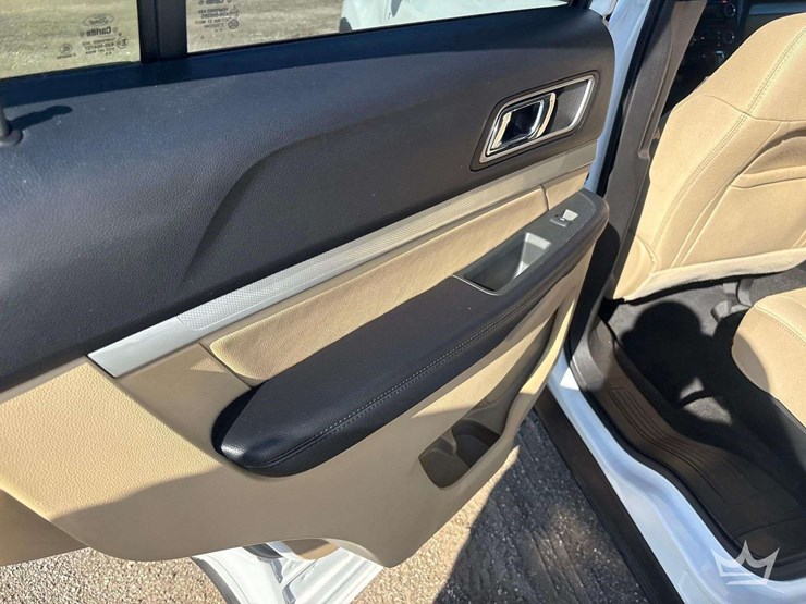 2016-ford-explorer-image-21