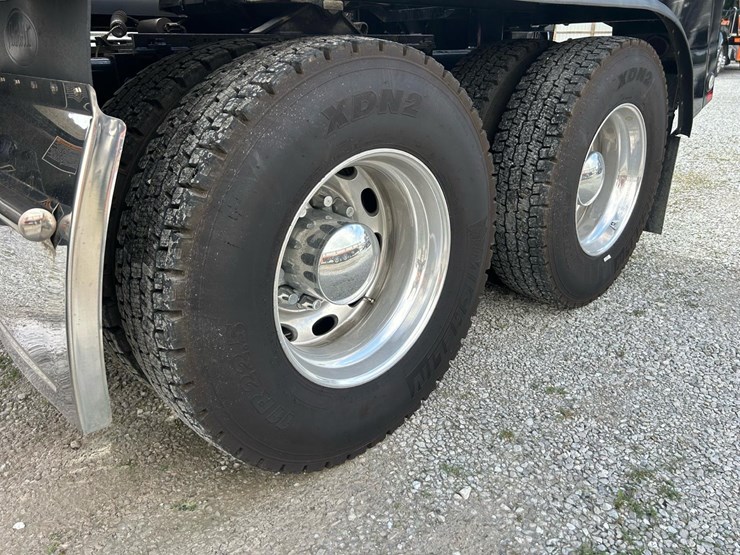 2024-peterbilt-389-image-24