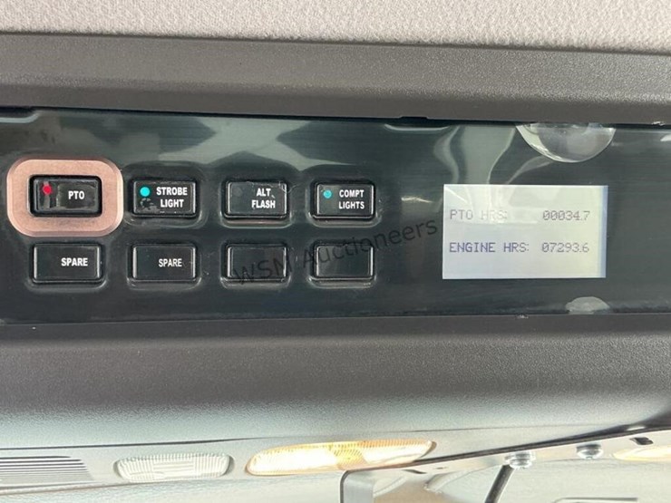 2013-freightliner-m2-106-image-38