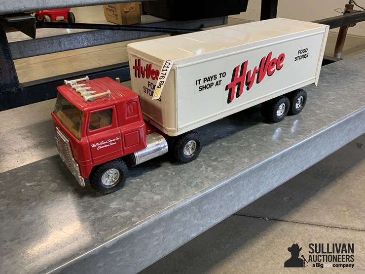 ertl-hyvee-toy-truck-and-trailer-image-3