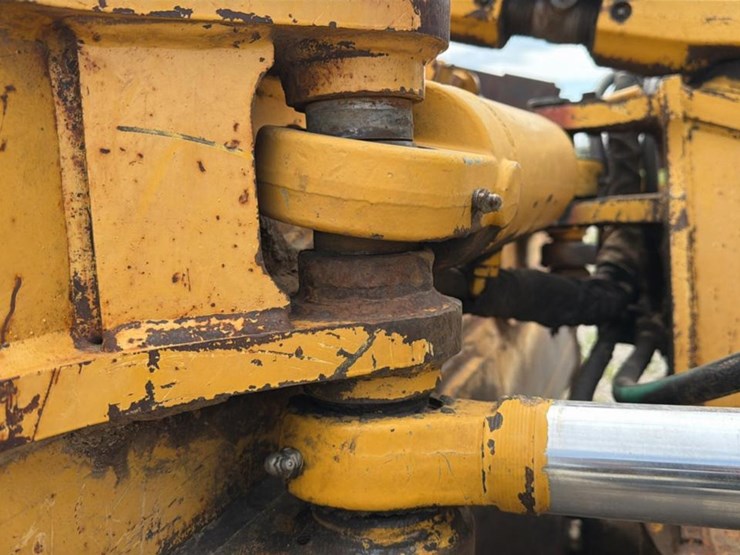 2004-deere-700h-image-42