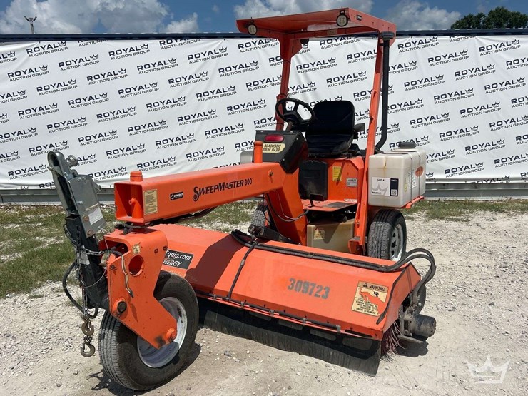 2022-laymor-sm300-towable-ride-on-rotating-sweeper-image-1