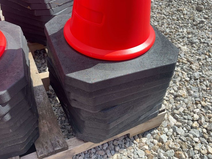 traffic-cones-with-heavy-duty-bases-image-3