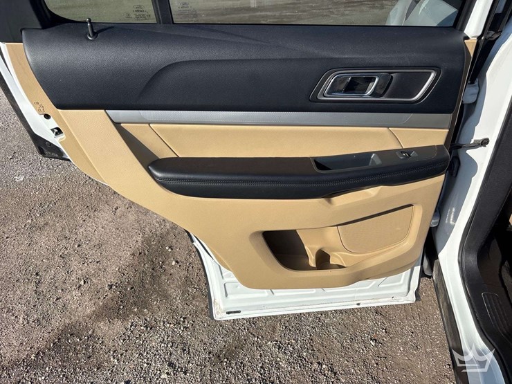 2016-ford-explorer-image-17