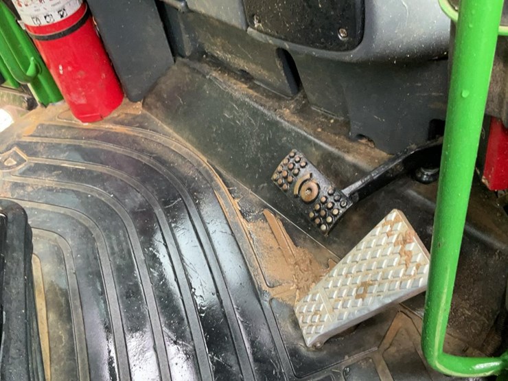 2015-deere-848h-image-45