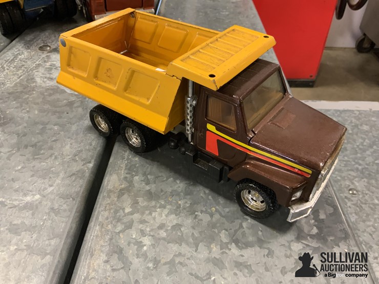ertl-dump-truck-image-3