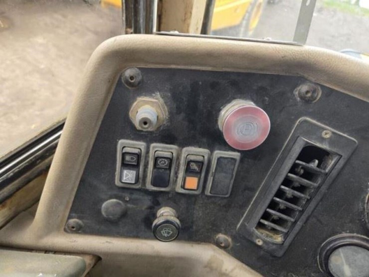 1996-caterpillar-d250e-image-35