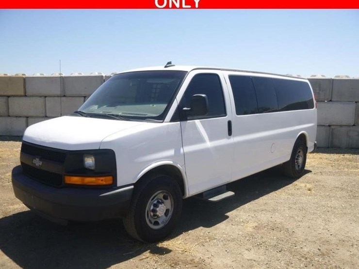 2016-chevrolet-express-3500-image-1