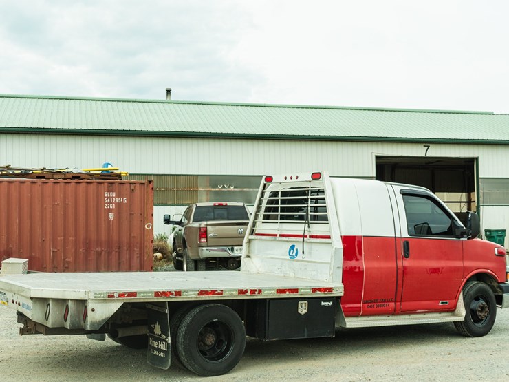 #155-•-2012-chevrolet-4500-flat-bed-truck-image-3
