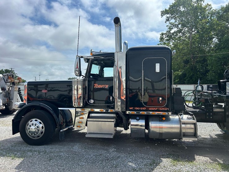 2024-peterbilt-389-image-4