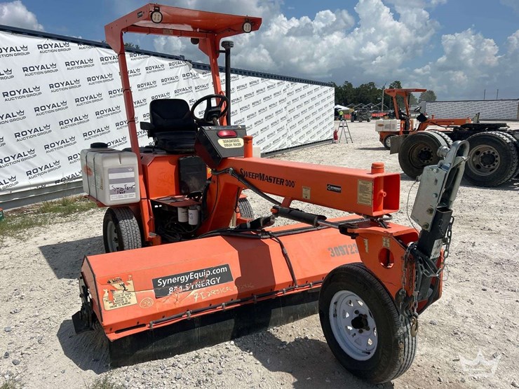 2022-laymor-sm300-towable-ride-on-rotating-sweeper-image-2