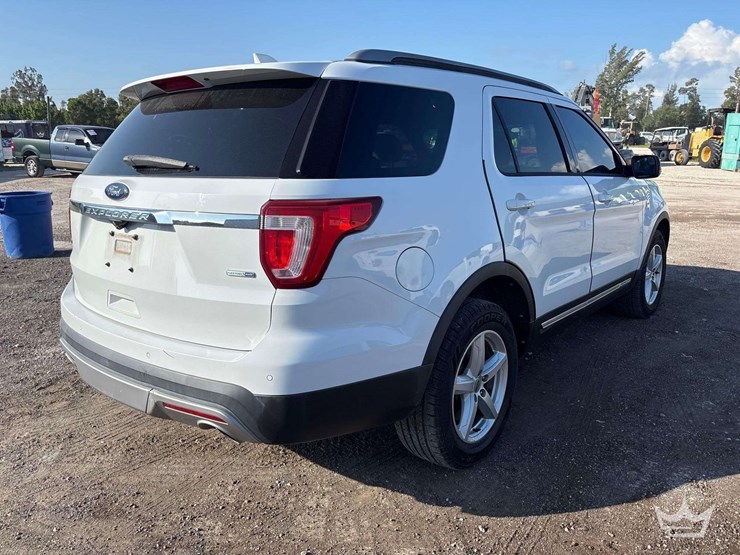 2016-ford-explorer-image-2