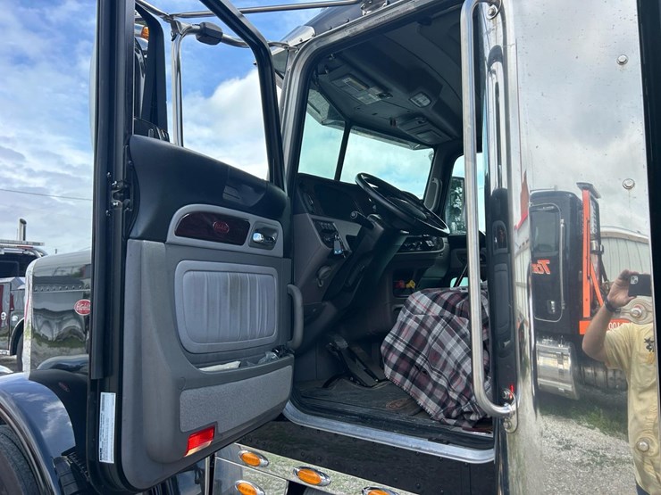 2024-peterbilt-389-image-12