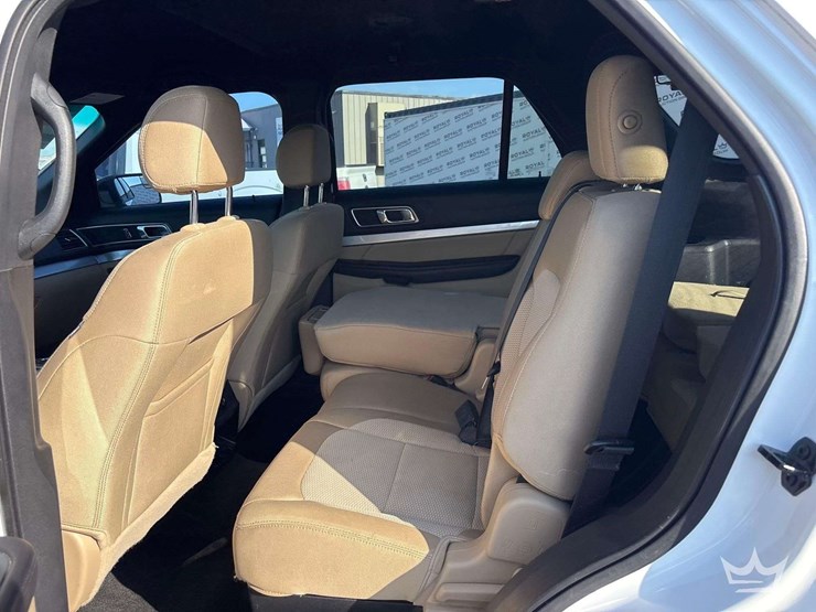 2016-ford-explorer-image-18