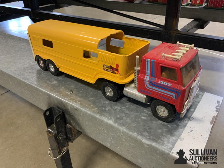 ertl-vista-dome-horse-van-and-truck-image-1
