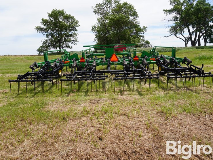 2013-john-deere-2410-image-6