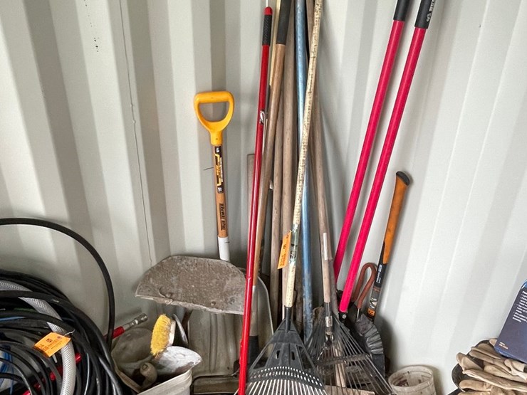 #4954-•-lot-of-handled-tools-image-1