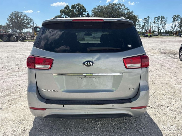 2016-kia-sedona-image-23