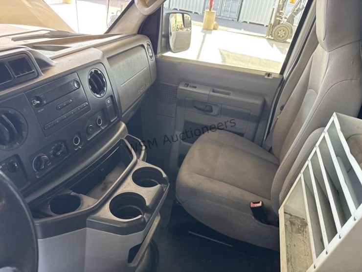 2013-ford-cargo-image-24