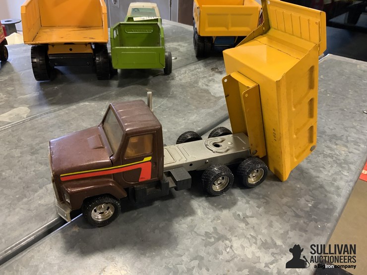 ertl-dump-truck-image-9