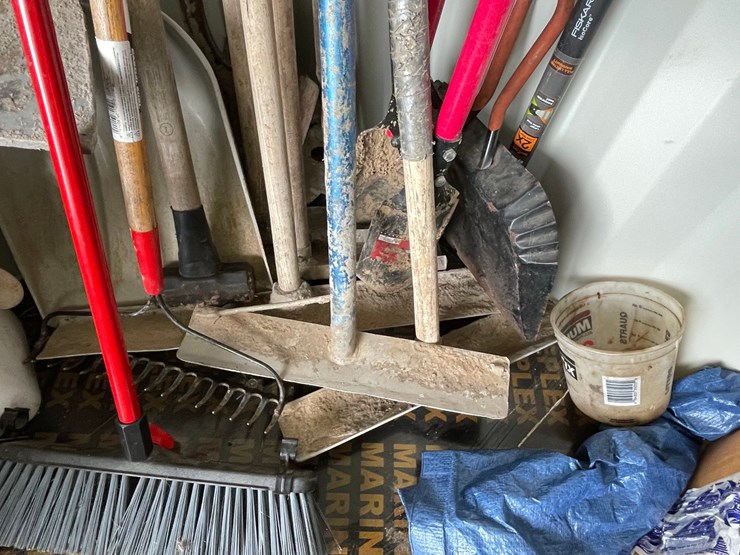 #4954-•-lot-of-handled-tools-image-5