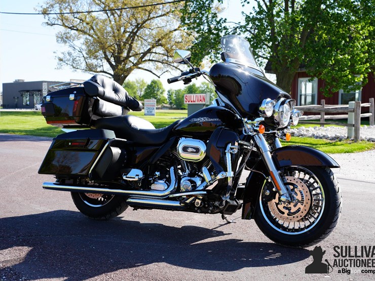 run-#10---2011-harley-davidson-flhx-motorcycle-image-3
