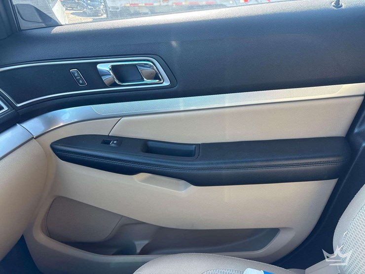 2016-ford-explorer-image-19