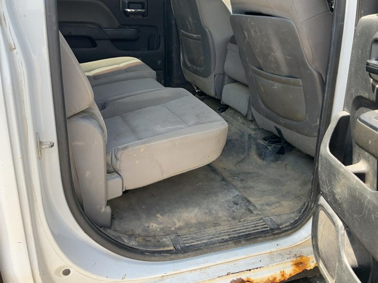 2015-chevrolet-3500-image-22