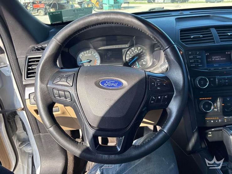 2016-ford-explorer-image-12