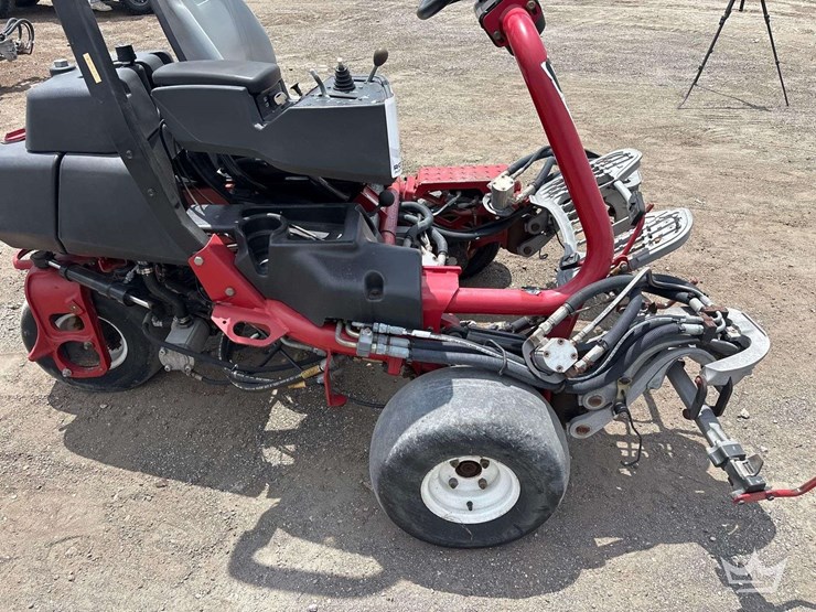 2015-toro-greensmaster-3300-triflex-commercial-greens-mower-image-14