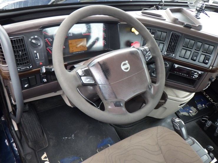 2016-volvo-vnl64t300-image-14